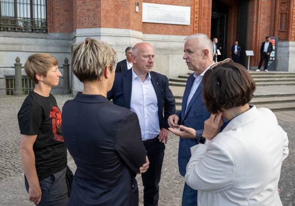 Soccer, Women, Season 2024 2025, 2 Womens Bundesliga, 1 FC Union Berlin, the promoted women in the 1 Bundesliga are received in the Red City Hall by Kai Wegner Governing Mayor of Berlin, in the picture from left coach Ailien Poese 1 FC Union , Managing Director Professional Football Women Jennifer Zietz 1 FC Union , Berlins Governing Mayor Kai Wegner, President Dirk Zingler 1 FC Union , State Secretary for Sport Franziska Becker, 20 05 2025, Copyright: xMatthiasxKochx