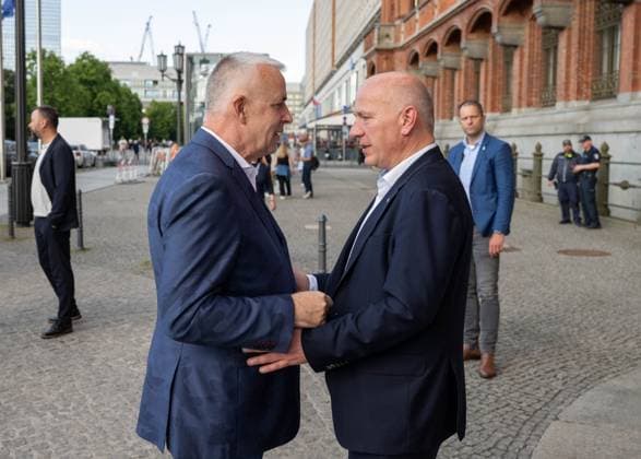 Soccer, Women, Season 2024 2025, 2 Womens Bundesliga, 1 FC Union Berlin, the promoted women in the 1 Bundesliga are received in the Red City Hall by Kai Wegner Governing Mayor of Berlin, in the picture from l President Dirk Zingler 1 FC Union , Berlins Governing Mayor Kai Wegner, 20 05 2025, Copyright: xMatthiasxKochx