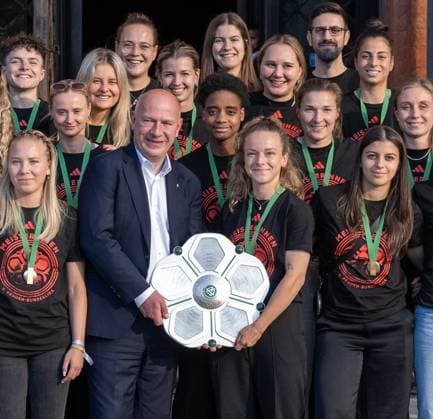 Soccer, Women, Season 2024 2025, 2 Womens Bundesliga, 1 FC Union Berlin, the promoted women in the 1 Bundesliga are received in the Red City Hall by Kai Wegner Governing Mayor of Berlin, in the picture from left Tomke Schneider 1 FC Union , Elli Seiro 1 FC Union , Judith Steinert 1 FC Union , Leonie Köster 1 FC Union , Berlins governing mayor Kai Wegner, Nele Bauereisen 1 FC Union , Naika Reissner 1 FC Union , Anouk Blaschka 1 FC Union , Lisa Heiseler 1 FC Union with the championship trophy, Katja Orschmann 1 FC Union , Sarah Abu Sabbah 1 FC Union , Korina Janez 1 FC Union , Pia Metzker 1 FC Union , 20 05 2025, Copyright: xMatthiasxKochx
