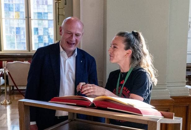 Soccer, Women, Season 2024 2025, 2 Womens Bundesliga, 1 FC Union Berlin, the promoted women in the 1 Bundesliga are received in the Red City Hall by Kai Wegner Governing Mayor of Berlin, in the picture from left Berlins Governing Mayor Kai Wegner, Lisa Heiseler 1 FC Union signs the guest book of the City of Berlin in the Säulensaal, 20 05 2025, Copyright: xMatthiasxKochx