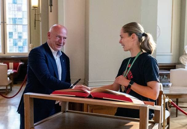 Soccer, Women, Season 2024 2025, 2 Womens Bundesliga, 1 FC Union Berlin, the promoted players in the 1 Bundesliga are received in the Red City Hall by Kai Wegner Governing Mayor of Berlin, in the picture from left Berlins Governing Mayor Kai Wegner congratulates Charleen Niesler 1 FC Union , who has signed the guest book of the city of Berlin in the Säulensaal, 20 05 2025, Copyright: xMatthiasxKochx