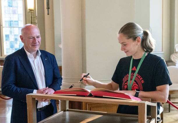 Soccer, Women, Season 2024 2025, 2 Womens Bundesliga, 1 FC Union Berlin, the promoted women in the 1 Bundesliga are received in the Red City Hall by Kai Wegner Governing Mayor of Berlin, in the picture from left Berlins Governing Mayor Kai Wegner, Charleen Niesler 1 FC Union signs the guest book of the City of Berlin in the Säulensaal, 20 05 2025, Copyright: xMatthiasxKochx