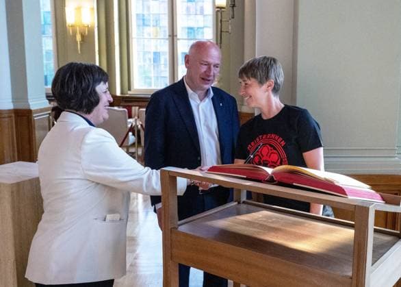Soccer, Women, Season 2024 2025, 2 Womens Bundesliga, 1 FC Union Berlin, the promoted women in the 1 Bundesliga are received in the Red City Hall by Kai Wegner Governing Mayor of Berlin, in the picture from l State Secretary for Sport Franziska Becker and Berlins Governing Mayor Kai Wegner congratulate coach Ailien Poese 1 FC Union , who signed the guest book of the City of Berlin in the Säulensaal, 20 05 2025, Copyright: xMatthiasxKochx