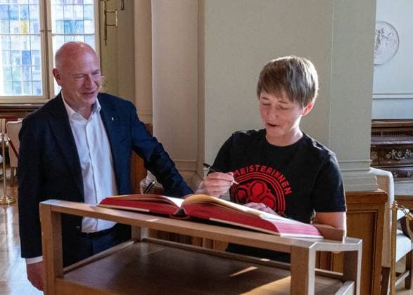 Soccer, Women, Season 2024 2025, 2 Womens Bundesliga, 1 FC Union Berlin, the promoted women in the 1 Bundesliga are received in the Red City Hall by Kai Wegner Governing Mayor of Berlin, in the picture from left Berlins governing mayor Kai Wegner, coach Ailien Poese 1 FC Union signs the guest book of the city of Berlin in the Säulensaal, 20 05 2025, Copyright: xMatthiasxKochx