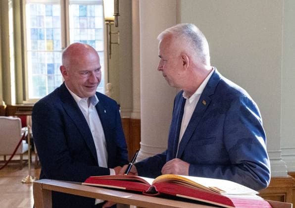 Soccer, Women, Season 2024 2025, 2 Womens Bundesliga, 1 FC Union Berlin, the promoted women in the 1 Bundesliga are received in the Red City Hall by Kai Wegner Governing Mayor of Berlin, in the picture from l Berlins governing mayor Kai Wegner congratulates President Dirk Zingler 1 FC Union , who signed the guest book of the city of Berlin in the Säulensaal, 20 05 2025, Copyright: xMatthiasxKochx