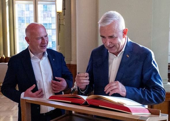 Soccer, Women, Season 2024 2025, 2 Womens Bundesliga, 1 FC Union Berlin, the promoted women in the 1 Bundesliga are received in the Red City Hall by Kai Wegner Governing Mayor of Berlin, in the picture from left Berlins Governing Mayor Kai Wegner, President Dirk Zingler 1 FC Union signs the guest book of the City of Berlin in the Säulensaal, 20 05 2025, Copyright: xMatthiasxKochx