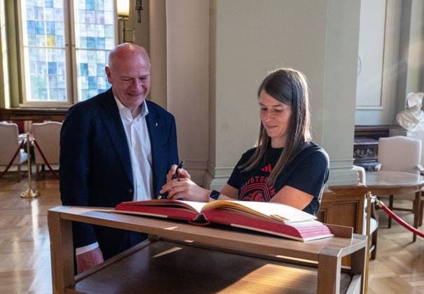 Soccer, Women, Season 2024 2025, 2 Womens Bundesliga, 1 FC Union Berlin, the promoted women in the 1 Bundesliga are received in the Red City Hall by Kai Wegner Governing Mayor of Berlin, in the picture from left Berlins Governing Mayor Kai Wegner, individual coach Marie Louise Eta 1 FC Union signs the guest book of the City of Berlin in the Säulensaal, 20 05 2025, Copyright: xMatthiasxKochx
