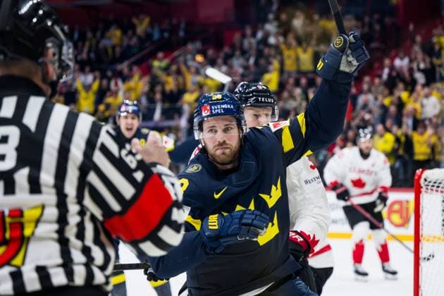 250520 Elias Lindholm of Sweden celebrates after 1 1 during the 2025 IIHF Ice Hockey World Championship group stage game between Sweden and Canada on May 20, 2025 in Stockholm Photo Maxim Thore BILDBYRAN kod MT JM0689 ishockey ice hockey ishockey vm 2025 vm 2025 iihf world championship sverige sweden kanada canada bbeng gruppspel bbauto jubel  Copyright: MAXIMxTHORE BB250520MT060
