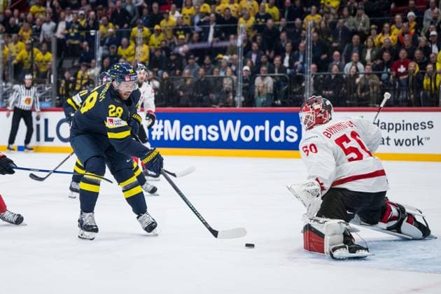 250520 Elias Lindholm of Sweden scores 1 1 behind goaltender Jordan Binnington of Canada during the 2025 IIHF Ice Hockey World Championship group stage game between Sweden and Canada on May 20, 2025 in Stockholm Photo Maxim Thore BILDBYRAN kod MT JM0689 ishockey ice hockey ishockey vm 2025 vm 2025 iihf world championship sverige sweden kanada canada bbeng gruppspel bbauto  Copyright: MAXIMxTHORE BB250520MT061