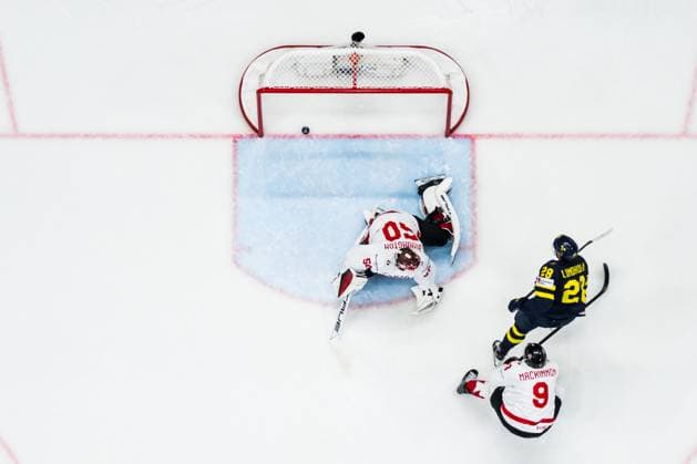 250520 Elias Lindholm of Sweden scores 1 1 behind goaltender Jordan Binnington of Canada during the 2025 IIHF Ice Hockey World Championship group stage game between Sweden and Canada on May 20, 2025 in Stockholm Photo Maxim Thore BILDBYRAN kod MT JM0689 ishockey ice hockey ishockey vm 2025 vm 2025 iihf world championship sverige sweden kanada canada bbeng gruppspel  Copyright: MAXIMxTHORE BB250520MT062