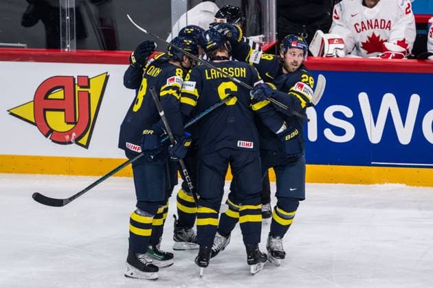 250520 Elias Lindholm of Sweden celebrates with teammates after 1 1 during the 2025 IIHF Ice Hockey World Championship group stage game between Sweden and Canada on May 20, 2025 in Stockholm Photo Simon Hastegard BILDBYRAN kod SH JM0689 ishockey ice hockey ishockey vm 2025 vm 2025 iihf world championship sverige sweden kanada canada bbeng gruppspel jubel  Copyright: SIMONxHASTEGARD BB250520SH007