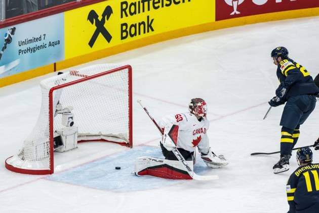 250520 Elias Lindholm of Sweden scores 1 1 behind goaltender Jordan Binnington of Canada during the 2025 IIHF Ice Hockey World Championship group stage game between Sweden and Canada on May 20, 2025 in Stockholm Photo Simon Hastegard BILDBYRAN kod SH JM0689 ishockey ice hockey ishockey vm 2025 vm 2025 iihf world championship sverige sweden kanada canada bbeng gruppspel  Copyright: SIMONxHASTEGARD BB250520SH008