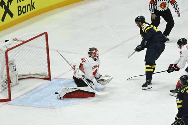 STOCKHOLM, SWEDEN 20250520 Sweden s Elias Lindholm scores 1 1 behind Canada s goalkeeper Jordan Binnington during the IIHF Ice Hockey World Championship group A match between Sweden and Canada at Avicii Arena in Stockholm, Sweden, on May 20, 2025 STOCKHOLM SWEDEN x10080x  Copyright: xFredrikxSandberg TTx ICE HOCKEY WC SWEDEN-CANADA