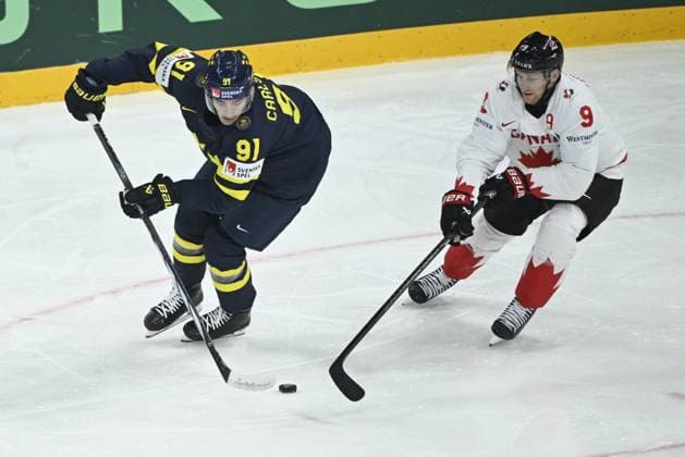 STOCKHOLM, SWEDEN 20250520 Sweden s Leo Carlsson L and Canada s Nate MacKinnon in action during the IIHF Ice Hockey World Championship group A match between Sweden and Canada at Avicii Arena in Stockholm, Sweden, on May 20, 2025 STOCKHOLM SWEDEN x10080x  Copyright: xFredrikxSandberg TTx ICE HOCKEY WC SWEDEN-CANADA