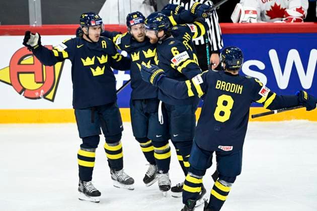 STOCKHOLM, SWEDEN 20250520 Sweden s Elias Lindholm 28 celebrates his goal 1 1 with team mates during the IIHF Ice Hockey World Cha8 mpionship group A match between Sweden and Canada at Avicii Arena in Stockholm, Sweden, on May 20, 2025 STOCKHOLM SWEDEN x10080x  Copyright: xFredrikxSandberg TTx ICE HOCKEY WC SWEDEN-CANADA
