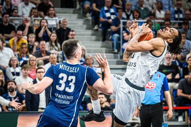 Sport Themen der Woche KW21 Sport Bilder des Tages Heidelberg, Deutschland, 20.05.25: Ryan Mikesell (MLP Academics Heidelberg) und Kevin Yebo (Niners Chemnitz) im Zweikampf waehrend des Basketball Bundesliga Spiels zwischen MLP Academics Heidelberg vs Niners Chemnitz in der SNP Dome am 20. Mai 2025 in Heidelberg, Deutschland. (Foto von Harry Langer DeFodi Images) SNP Dome, Germany, 20.05.25: Ryan Mikesell (MLP Academics Heidelberg) und Kevin Yebo (Niners Chemnitz) battle for the ball during the Basketball Bundesliga match between MLP Academics Heidelberg vs Niners Chemnitz at Heidelberg on May 20, 2025 in SNP Dome, Germany. (Photo by Harry Langer DeFodi Images) (Photo by Harry Langer DeFodi Images) *** Heidelberg, Germany, 20 05 25 Ryan Mikesell MLP Academics Heidelberg and Kevin Yebo Niners Chemnitz battle for the ball during the Basketball Bundesliga match between MLP Academics Heidelberg vs Niners Chemnitz at the SNP Dome on May 20, 2025 in Heidelberg, Germany Photo by Harry Langer DeFodi Images SNP Dome, Germany, 20 05 25 Ryan Mikesell MLP Academics Heidelberg and Kevin Yebo Niners Chemnitz battle for the ball during the Basketball Bundesliga match between MLP Academics Heidelberg vs Niners Chemnitz at Heidelberg on May 20, 2025 in SNP Dome, Germany Photo by Harry Langer DeFodi Images Photo by Harry Langer DeFodi Images