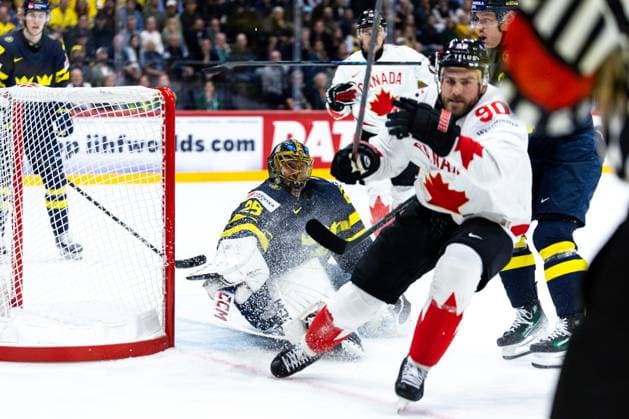 Ice hockey, Eishockey - IIHF WC 2025 STOCKHOLM,SWEDEN,20.MAY.25 - ICE HOCKEY - IIHF Ice Hockey World Championship, WM, Weltmeisterschaft 2025, group stage, Sweden vs Canada. Image shows Jacob Markstrom (SWE) and Ryan O Reilly (CAN).  GEPAxpictures xMaticxKlansek