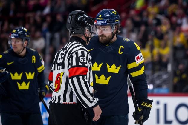 250520 Referee Mikko Kaukokari and Rasmus Andersson of Sweden during the 2025 IIHF Ice Hockey World Championship group stage game between Sweden and Canada on May 20, 2025 in Stockholm Photo Maxim Thore BILDBYRAN kod MT JM0689 ishockey ice hockey ishockey vm 2025 vm 2025 iihf world championship sverige sweden kanada canada bbeng gruppspel bbauto  Copyright: MAXIMxTHORE BB250520MT092