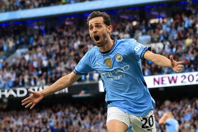 Sport Bilder des Tages 20th May 2025; Etihad Stadium, Manchester, England; Premier League Football, Manchester City versus Bournemouth; Bernardo Silva of Manchester City celebrates after beating Bournemouth goalkeeper Kepa Arrizabalaga to score for 2-0 after 38 minutes  ActionPlus12791080 DavidxBlunsden