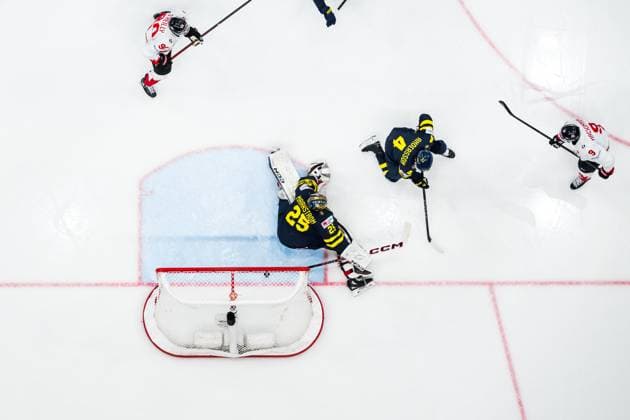 250520 Nathan MacKinnon of Canada scores 2 5 behind goaltender Jacob Markström and Rasmus Andersson of Sweden during the 2025 IIHF Ice Hockey World Championship group stage game between Sweden and Canada on May 20, 2025 in Stockholm Photo Joel Marklund BILDBYRAN kod JM JM0689 ishockey ice hockey ishockey vm 2025 vm 2025 iihf world championship sverige sweden kanada canada bbeng gruppspel jubel  Copyright: JOELxMARKLUND BB250520JM057