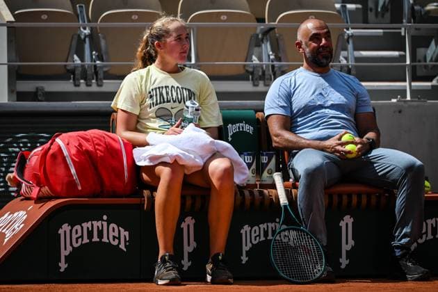 May 20, 2025, Paris, France, France: Mirra ANDREEVA of Russia during a training session of Roland-Garros 2025, French Open 2025, Grand Slam tennis tournament at Roland-Garros Stadium on May 20, 2025 in Paris, France. Paris France - ZUMAm308 20250520_zsp_m308_089 Copyright: xMatthieuxMirvillex