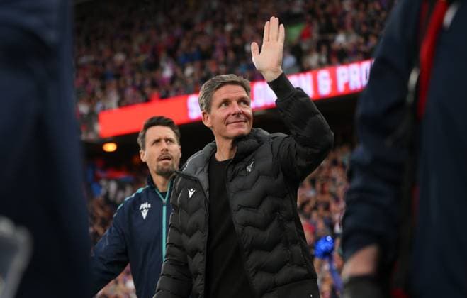 Football - 2024 2025 Premier League - Crystal Palace vs Wolverhampton Wanderers - Selhurst Park - Tuesday 20th May 2025. Crystal Palace manager Oliver Glasner greets the fans. COLORSPORT Ashley Western 