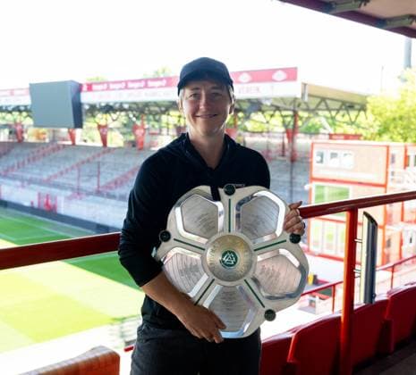 Football, 2024 2025 season, press conference of the women and men at 1 FC Union Berlin, from left coach Ailien Poese with the championship trophy of the 2 Womens Bundesliga, 21 05 2025, Copyright: xMatthiasxKochx
