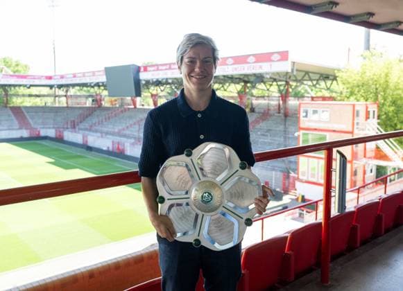 Football, Season 2024 2025, Press conference of the women and men at 1 FC Union Berlin, Managing Director Professional Football Women Jennifer Zietz with the championship trophy of the 2 Womens Bundesliga, 21 05 2025, Copyright: xMatthiasxKochx