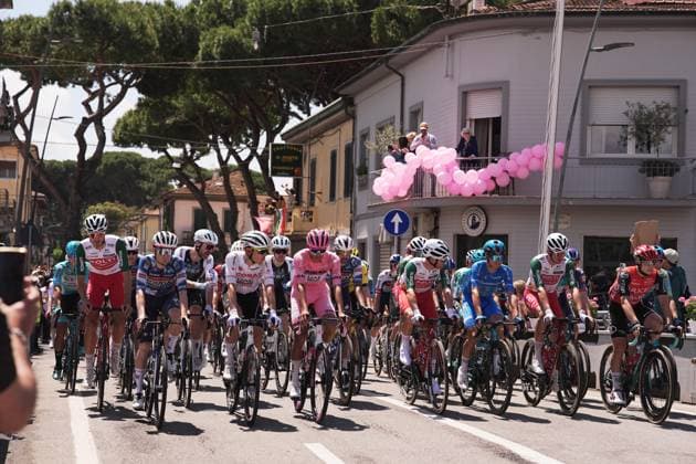 Start race during the stage 11 of the Giro d™Italia from Viareggio to Castelnovo ne Monti, Italy - Wednesday, May 21, 2025. - cycling.  Copyright: xMarcoxAlpozzi LaPressex