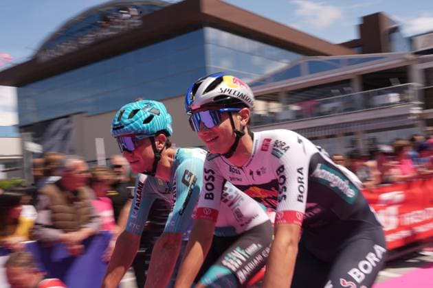 Pellizzari Giulio of Red Bull - Bora - Hansgrohe and Fiorelli Filippo of Vf Group Bardianicsf-Faizane™ during the stage 11 of the Giro d™Italia from Viareggio to Castelnovo ne Monti, Italy - Wednesday, May 21, 2025. - cycling.  Copyright: xMarcoxAlpozzi LaPressex