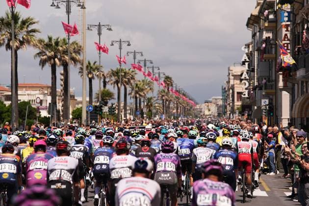 Start race during the stage 11 of the Giro d™Italia from Viareggio to Castelnovo ne Monti, Italy - Wednesday, May 21, 2025. - cycling.  Copyright: xMarcoxAlpozzi LaPressex