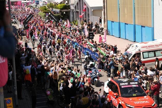 The start during the stage 11 of the Giro d™Italia from Viareggio to Castelnovo ne Monti, Italy - Wednesday, May 21, 2025. - cycling.  Copyright: xMassimoxPaolone LaPressex