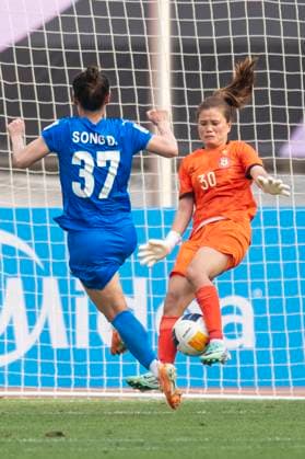 (250521) -- WUHAN, May 21, 2025 -- Goalkeeper Quach Thu Em (R) of Ho Chi Minh City Women s FC makes a save during the semifinal between Wuhan Jiangda Women s FC of China and Ho Chi Minh City Women s FC of Vietnam at the 2024 2025 AFC Women s Champions League in Wuhan, central China s Hubei Province, May 21, 2025. ) (SP)CHINA-WUHAN-FOOTBALL-AFC WOMEN S CHAMPIONS LEAGUE-SEMIFINAL (CN) WuxZhizun 