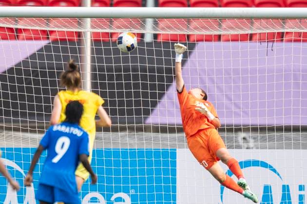 (250521) -- WUHAN, May 21, 2025 -- Goalkeeper Quach Thu Em (R) of Ho Chi Minh City Women s FC fails to save the goal during the semifinal between Wuhan Jiangda Women s FC of China and Ho Chi Minh City Women s FC of Vietnam at the 2024 2025 AFC Women s Champions League in Wuhan, China, May 21, 2025. ) (SP)CHINA-WUHAN-FOOTBALL-AFC WOMEN S CHAMPIONS LEAGUE-SEMIFINAL (CN) WuxZhizun 
