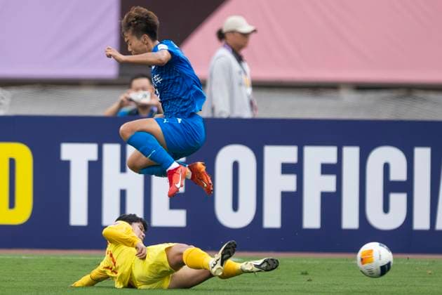(250521) -- WUHAN, May 21, 2025 -- Wang Shuang (top) of Wuhan Jiangda Women s FC vies for the ball during the semifinal between Wuhan Jiangda Women s FC of China and Ho Chi Minh City Women s FC of Vietnam at the 2024 2025 AFC Women s Champions League in Wuhan, China, May 21, 2025. ) (SP)CHINA-WUHAN-FOOTBALL-AFC WOMEN S CHAMPIONS LEAGUE-SEMIFINAL (CN) WuxZhizun 