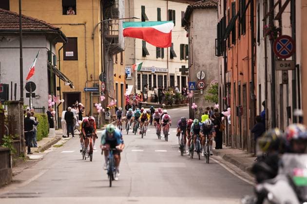 The pack rides cycles during the stage 11 of the Giro d™Italia from Viareggio to Castelnovo ne Monti, Italy - Wednesday, May 21, 2025. - cycling.  Copyright: xMarcoxAlpozzi LaPressex