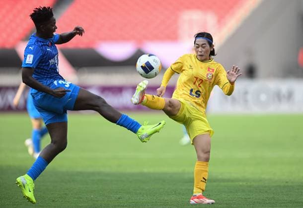 (250521) -- WUHAN, May 21, 2025 -- Tran Nguyen Bao Chau (R) of Ho Chi Minh City Women s FC vies with Tereza Engesha Obunyu Wuhan of Jiangda Women s FC during the semifinal between Wuhan Jiangda Women s FC of China and Ho Chi Minh City Women s FC of Vietnam at the 2024 2025 AFC Women s Champions League in Wuhan, China, May 21, 2025. ) (SP)CHINA-WUHAN-FOOTBALL-AFC WOMEN S CHAMPIONS LEAGUE-SEMIFINAL (CN) ChengxMin 