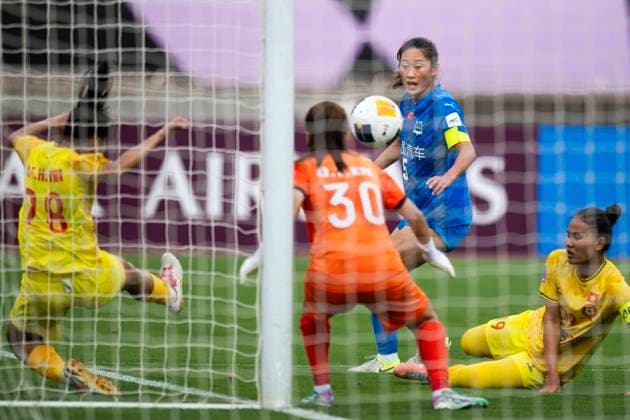 Sport Bilder des Tages (250521) -- WUHAN, May 21, 2025 -- Wu Haiyan (2nd R) of Wuhan Jiangda Women s FC shoots during the semifinal between Wuhan Jiangda Women s FC of China and Ho Chi Minh City Women s FC of Vietnam at the 2024 2025 AFC Women s Champions League in Wuhan, China, May 21, 2025. ) (SP)CHINA-WUHAN-FOOTBALL-AFC WOMEN S CHAMPIONS LEAGUE-SEMIFINAL (CN) WuxZhizun 