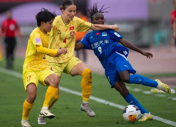 (250521) -- WUHAN, May 21, 2025 -- Saratou Traore (R) of Wuhan Jiangda Women s FC vies with Aubrey Goodwill (C) of Ho Chi Minh City Women s FC during the semifinal between Wuhan Jiangda Women s FC of China and Ho Chi Minh City Women s FC of Vietnam at the 2024 2025 AFC Women s Champions League in Wuhan, China, May 21, 2025. ) (SP)CHINA-WUHAN-FOOTBALL-AFC WOMEN S CHAMPIONS LEAGUE-SEMIFINAL (CN) WuxZhizun 