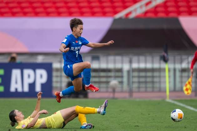 (250521) -- WUHAN, May 21, 2025 -- Wang Shuang (top) of Wuhan Jiangda Women s FC vies for the ball during the semifinal between Wuhan Jiangda Women s FC of China and Ho Chi Minh City Women s FC of Vietnam at the 2024 2025 AFC Women s Champions League in Wuhan, China, May 21, 2025. ) (SP)CHINA-WUHAN-FOOTBALL-AFC WOMEN S CHAMPIONS LEAGUE-SEMIFINAL (CN) WuxZhizun 