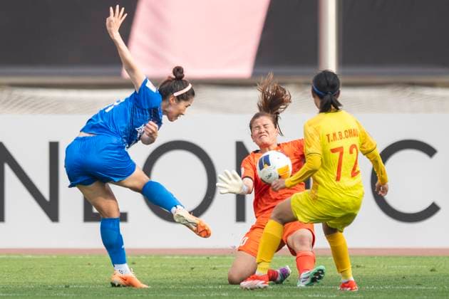 (250521) -- WUHAN, May 21, 2025 -- Song Duan (L) of Wuhan Jiangda Women s FC shoots during the semifinal between Wuhan Jiangda Women s FC of China and Ho Chi Minh City Women s FC of Vietnam at the 2024 2025 AFC Women s Champions League in Wuhan, China, May 21, 2025. ) (SP)CHINA-WUHAN-FOOTBALL-AFC WOMEN S CHAMPIONS LEAGUE-SEMIFINAL (CN) WuxZhizun 