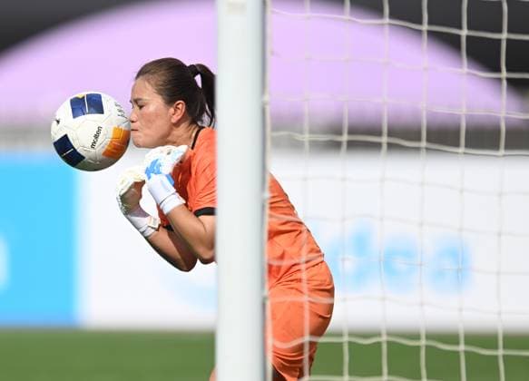(250521) -- WUHAN, May 21, 2025 -- Goalkeeper Quach Thu Em of Ho Chi Minh City Women s FC makes a save during the semifinal between Wuhan Jiangda Women s FC of China and Ho Chi Minh City Women s FC of Vietnam at the 2024 2025 AFC Women s Champions League in Wuhan, China, May 21, 2025. ) (SP)CHINA-WUHAN-FOOTBALL-AFC WOMEN S CHAMPIONS LEAGUE-SEMIFINAL (CN) ChengxMin 