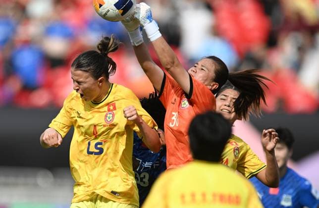 (250521) -- WUHAN, May 21, 2025 -- Goalkeeper Quach Thu Em (top R) of Ho Chi Minh City Women s FC makes a save during the semifinal between Wuhan Jiangda Women s FC of China and Ho Chi Minh City Women s FC of Vietnam at the 2024 2025 AFC Women s Champions League in Wuhan, China, May 21, 2025. ) (SP)CHINA-WUHAN-FOOTBALL-AFC WOMEN S CHAMPIONS LEAGUE-SEMIFINAL (CN) ChengxMin 