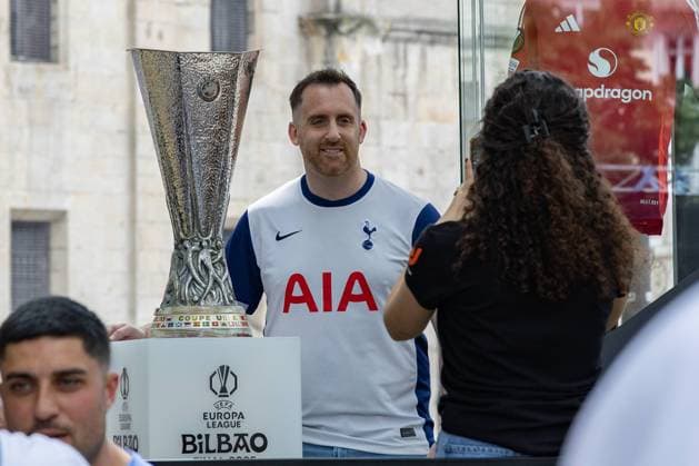 UEFA Europa League final atmosphere in the streets and squares of Bilbao, filled with Tottenham and Manchester United, ManU fans. Bilbao, Spain, May 21, 2025 Ambiente previo a la final de la UEFA Europa League en las calles y plazas de bilbao tomadas por seguidores del Tottenham y el Manchester United. Bilbao, Espana 21 de Mayo de 2025 900 Cordon Press  900 CordonxPress LOF - UEFA Europa League