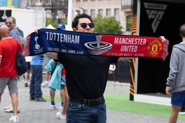 UEFA Europa League final atmosphere in the streets and squares of Bilbao, filled with Tottenham and Manchester United, ManU fans. Bilbao, Spain, May 21, 2025 Ambiente previo a la final de la UEFA Europa League en las calles y plazas de bilbao tomadas por seguidores del Tottenham y el Manchester United. Bilbao, Espana 21 de Mayo de 2025 900 Cordon Press  900 CordonxPress LOF - UEFA Europa League