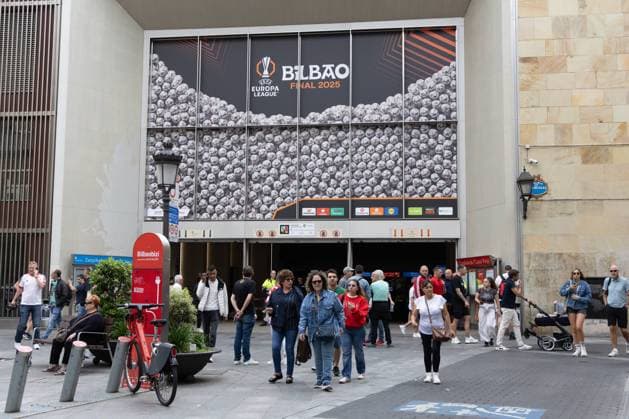 UEFA Europa League final atmosphere in the streets and squares of Bilbao, filled with Tottenham and Manchester United, ManU fans. Bilbao, Spain, May 21, 2025 Ambiente previo a la final de la UEFA Europa League en las calles y plazas de bilbao tomadas por seguidores del Tottenham y el Manchester United. Bilbao, Espana 21 de Mayo de 2025 900 Cordon Press  900 CordonxPress LOF - UEFA Europa League