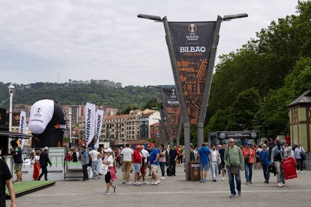 UEFA Europa League final atmosphere in the streets and squares of Bilbao, filled with Tottenham and Manchester United, ManU fans. Bilbao, Spain, May 21, 2025 Ambiente previo a la final de la UEFA Europa League en las calles y plazas de bilbao tomadas por seguidores del Tottenham y el Manchester United. Bilbao, Espana 21 de Mayo de 2025 900 Cordon Press  900 CordonxPress LOF - UEFA Europa League