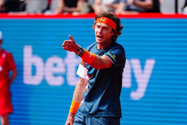 Andrey Rublev RUS complains GER, Andrey Rublev RUS vs Justin Engel GER , Tennis, ATP 500, Bitpanda Hamburg Open, Round of 16, 21 05 2025 GER, Andrey Rublev RUS vs Justin Engel GER , Tennis, ATP 500, Bitpanda Hamburg Open, Round of 16, 21 05 2025 Hamburg Copyright: xEibner-Pressefoto MarcelxvonxFehrnx EP_MFN