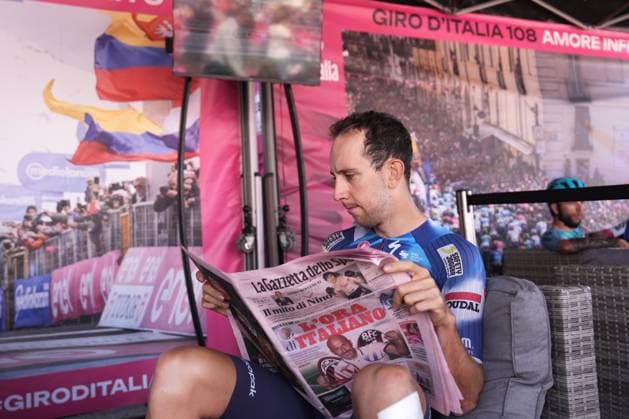 Sport Bilder des Tages Cerny Josef of Soudal Quick-Step relax before the stage 11 of the Giro d™Italia from Viareggio to Castelnovo ne Monti, Italy - Wednesday, May 21, 2025. - cycling.  Copyright: xMassimoxPaolone LaPressex