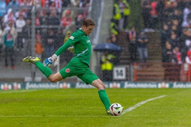 Cottbus, Deutschland 17. Mai 2025: 3. Liga - 2024 2025 - FC Energie Cottbus vs. FC Ingolstadt Im Bild: Torwart Elias Bethke (Energie Cottbus) DFB regulations prohibit any use of photographs as image sequences and or quasi-video. LEAG Energie Stadion Brandenburg *** Cottbus, Germany 17 May 2025 3 Liga 2024 2025 FC Energie Cottbus vs FC Ingolstadt In picture Goalkeeper Elias Bethke Energie Cottbus DFB regulations prohibit any use of photographs as image sequences and or quasi video LEAG Energie Stadion Brandenburg Copyright: xFotostandx xSchäferx